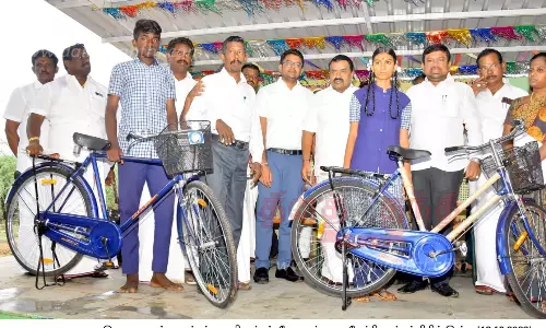 மாணவ-மாணவிகளுக்கு விலையில்லா சைக்கிள்