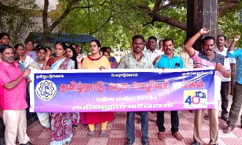 தமிழ்நாடு அரசு ஊழியர் சங்கத்தினர் ஆர்ப்பாட்டம் தமிழ்நாடு அரசு ஊழியர் சங்கத்தினர் ஆர்ப்பாட்டம்