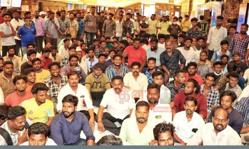 வணிக வளாக தியேட்டர்களை நடிகர் விஜய் ரசிகர்கள் முற்றுகை வணிக வளாக தியேட்டர்களை நடிகர் விஜய் ரசிகர்கள் முற்றுகை