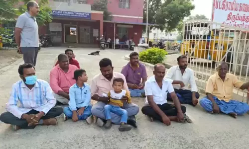 போலீஸ் நிலையத்தில் உறவினர்களுடன் வாலிபர் தர்ணா