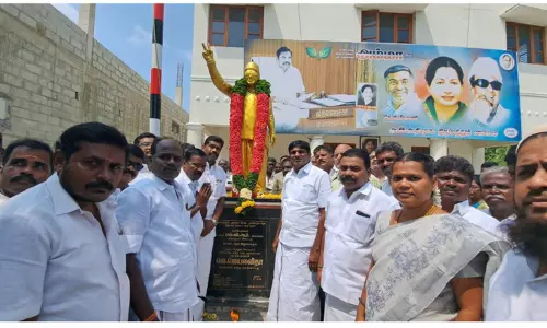 எம்.ஜி.ஆர். சிலைக்கு மாலை அணிவித்து மரியாதை