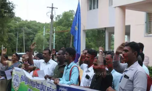 தமிழ்நாடு அரசு ஊழியர் சங்கத்தினர் ஆர்ப்பாட்டம்