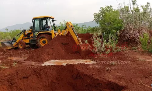 தரகம்பட்டி அருகே கனமழை: அரசமடை குளம் உடைந்தது