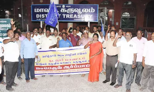 கடலூரில் அரசு ஊழியர் சங்கத்தினர் ஆர்ப்பாட்டம்