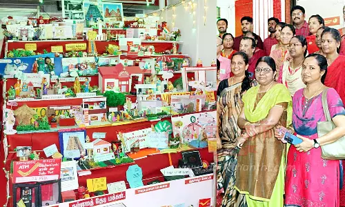 தலைமை தபால் நிலையத்தில் அஞ்சல் சேவைகள் குறித்த விழிப்புணர்வு கொலு கண்காட்சி