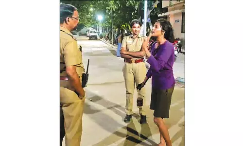 சென்னை கொளத்தூரில் குடிபோதையில் போலீசாரிடம் இளம்பெண் ரகளை