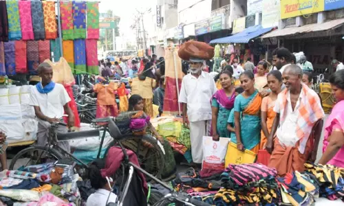 தீபாவளி விற்பனை தொடங்கியதால் ஈரோடு ஜவுளிச்சந்தை களை கட்டியது