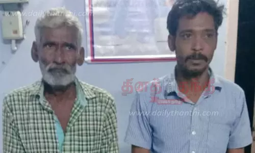 வனவிலங்குகளை வேட்டையாட நாட்டு துப்பாக்கி பதுக்கி வைத்திருந்த 2 பேர் கைது 2 பேருக்கு வலைவீச்சு