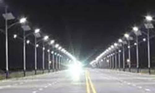 ஈரோடு மாநகராட்சியில் ரூ.15¾ கோடி செலவில் தெரு விளக்குகள் பொருத்தும் பணி அதிகாரி தகவல்