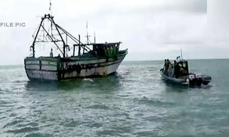 தமிழக மீனவர்கள் 9 பேரை தாக்கி மீன்பிடி பொருள்களை கொள்ளையடித்து சென்ற இலங்கை கடற்கொள்ளையர்கள் ...!