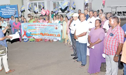 அரசு ஊழியர் சங்கத்தினர் ஆர்ப்பாட்டம்