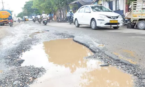 மழைக்கு சேதமடைந்த சாலைகளால் வாகன ஓட்டிகள் அவதி