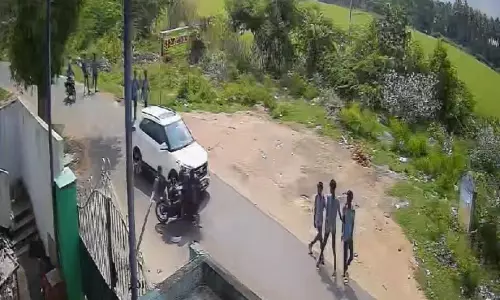 தனியார் நிறுவன ஊழியர்கள் 2 பேர் படுகாயம்