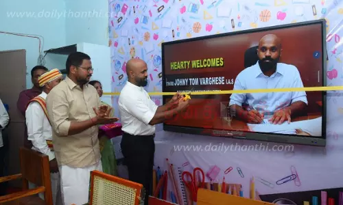 அரசு பள்ளியில் தொடுதிரை கணினி