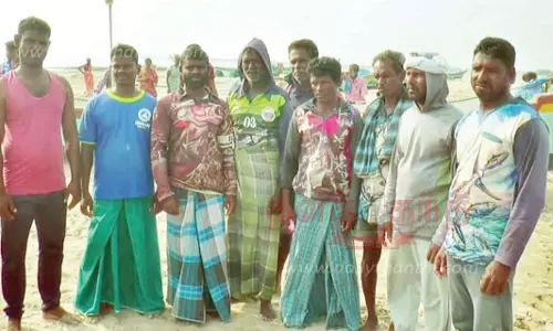 நாகை மீனவர்களை இரும்பு கம்பியால் தாக்கி ரூ.5 லட்சம் மீன்பிடி உபகரணங்கள் பறிப்பு