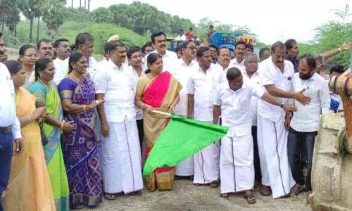 உருளைகுடி ஊராட்சியில் ரூ.6¼ கோடியில் உயர்மட்ட பாலம் கட்டுமான பணியை அமைச்சர் கீதாஜீவன் தொடங்கி வைத்தார்