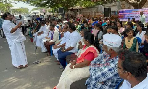 கல்லூரி மாணவ, மாணவிகள் ஆர்ப்பாட்டம்