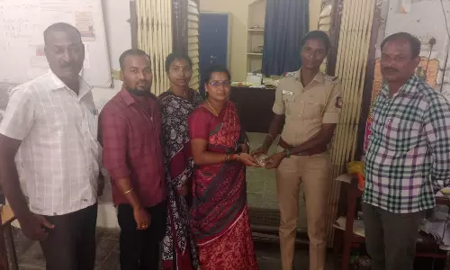 சாலையில் கேட்பாரற்று கிடந்த பையில் ரூ.3 லட்சம் நகைகள்