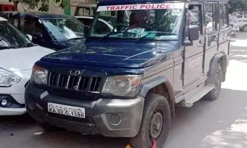 நடுரோட்டில் நின்ற போலீஸ் வாகனத்துக்கு பூட்டு