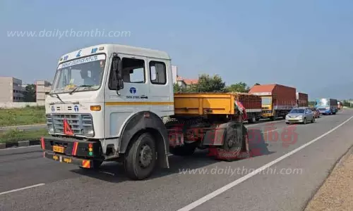 குடிபோதையில் வாகனத்தை சாலையின் நடுவில் நிறுத்திய டிரைவர்