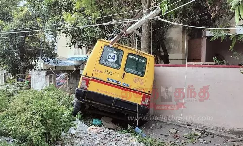 ஓசூரில்தனியார் பள்ளி வேன், மின் கம்பத்தில் மோதியது