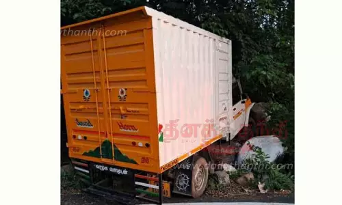 ஏலகிரி மலையில் பாறை மீது வேன் மோதி விபத்து