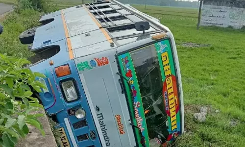 விழுப்புரம் அருகே வேன் கவிழ்ந்து 13 பெண்கள் காயம்