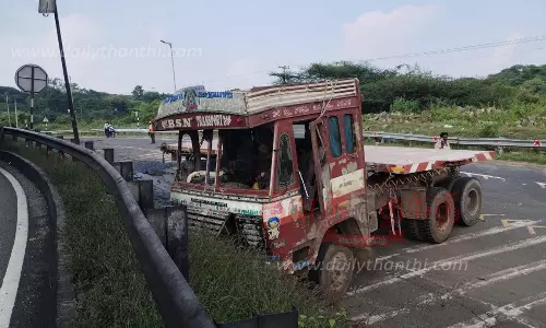 இரும்பு பாரம் ஏற்றிய லாரி விபத்தில் சிக்கியது இரும்பு பாரம் ஏற்றிய லாரி விபத்தில் சிக்கியது