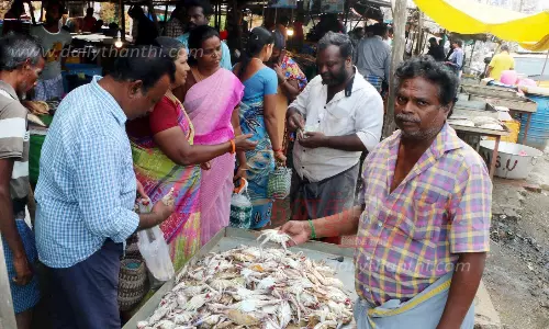 மீன்கள் வாங்க ஆர்வம் இல்லாததால் வெறிச்சோடிய மார்க்கெட்