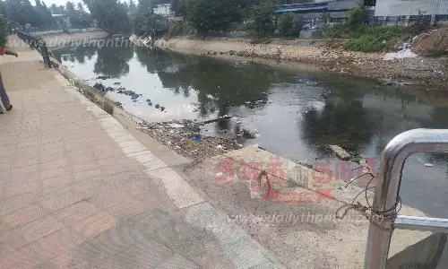 நடைபாதையில் தடுப்புக்கம்பிக்கு பதிலாக கயிறு