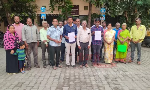 ஈரோடு ரெயின்போ கார்டன் பகுதியில் கழிவுநீர் கால்வாய் அமைத்து தரவேண்டும்  கலெக்டர் அலுவலகத்தில் பொதுமக்கள் மனு