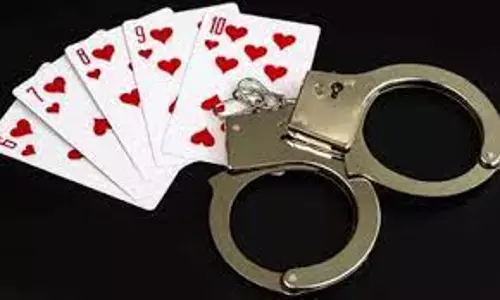 சூதாட்டத்தில் ஈடுபட்ட 12 பேர் கைது