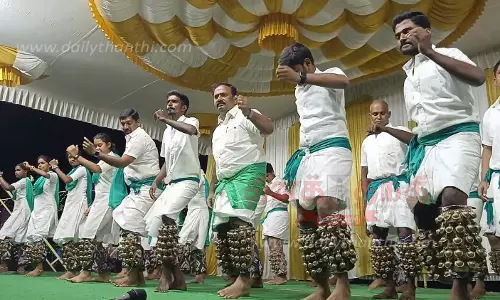 பெருந்துறை மாரியம்மன் கோவிலில் திருவிழா:  காலில் சலங்கை கட்டி ஆடிய ஜெயக்குமார் எம்.எல்.ஏ.