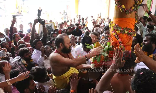 சேலம் கோட்டை மாரியம்மன் கோவிலில் புதிய கொடிமரம் பிரதிஷ்டை