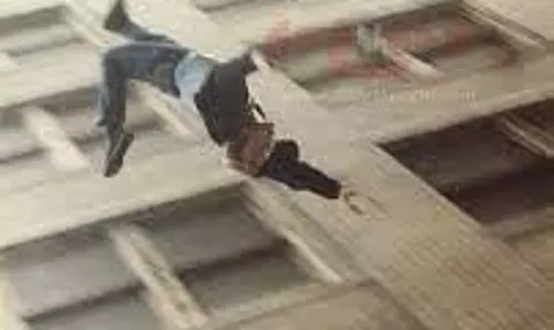 ஈரோட்டில் பரிதாபம்:  2-வது மாடியில் இருந்து விழுந்த கட்டிட தொழிலாளி சாவு