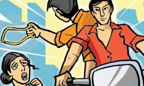 2 பெண்களிடம் 8 பவுன் நகை பறிப்பு