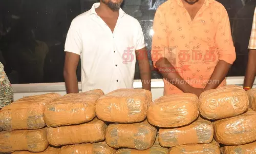 ஈரோடு அருகே    வீட்டில் பதுக்கி வைத்திருந்த ரூ.10 லட்சம் கஞ்சா பறிமுதல்    2 வாலிபர்கள் கைது