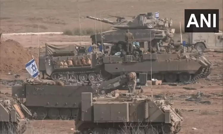 காசா எல்லையில் நூற்றுக்கணக்கான பீரங்கிகள், ராணுவ வீரர்களை குவித்த இஸ்ரேல் காசா எல்லையில் நூற்றுக்கணக்கான பீரங்கிகள், ராணுவ வீரர்களை குவித்த இஸ்ரேல்