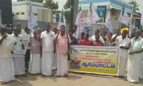 பால் உற்பத்தியாளர்கள் ஆர்ப்பாட்டம்