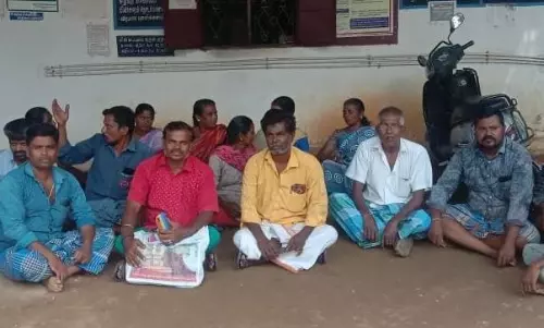 மின்வாரிய அலுவலகத்தை முற்றுகையிட்டு பொதுமக்கள் உள்ளிருப்பு போராட்டம்