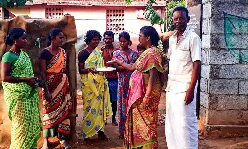 வீடு, வீடாக சென்று வட்ட வழங்கல் துறையினர் விளக்கம்