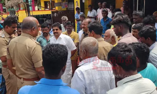 டீக்கடையில் தகராறு செய்தவரை கைது செய்யக்கோரி வியாபாரிகள் திரண்டதால் பரபரப்பு