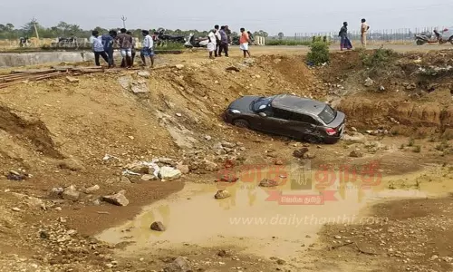 அரசு பஸ் மோதியதில், கார் குளத்துக்குள் பாய்ந்தது