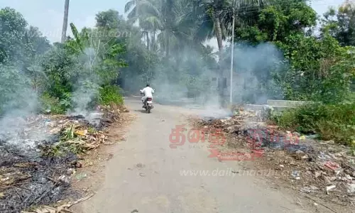 குடியிருப்பு பகுதியில் கொட்டப்படும் குப்பைகள்