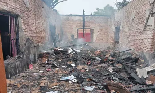 ஸ்ரீவைகுண்டம் அருகேஅரசு பள்ளிக்கூடத்தில் பயங்கர தீ விபத்து