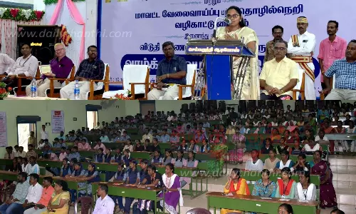 மாணவர்கள் திறனை வளர்த்து கொள்வதற்காக புத்தகங்கள் வாசிக்க பழகி கொள்ள வேண்டும் மாணவர்கள் திறனை வளர்த்து கொள்வதற்காக புத்தகங்கள் வாசிக்க பழகி கொள்ள வேண்டும்