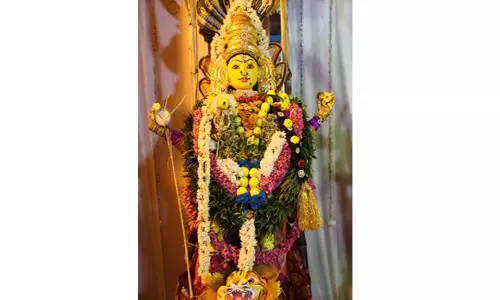 சிறப்பு அலங்காரத்தில் மாரியம்மன்