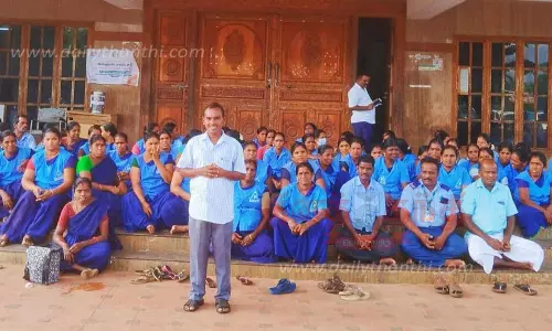 ஒப்பந்த ஊழியர்கள் பணியை புறக்கணித்து போராட்டம் ஒப்பந்த ஊழியர்கள் பணியை புறக்கணித்து போராட்டம்