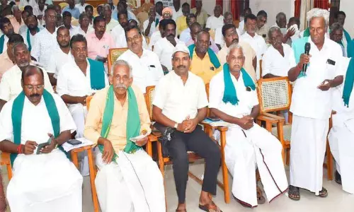 சம்பா பயிருக்கு உரம் கிடைக்கவில்லை குறைகேட்பு கூட்டத்தில் விவசாயிகள் குற்றச்சாட்டு சம்பா பயிருக்கு உரம் கிடைக்கவில்லை குறைகேட்பு கூட்டத்தில் விவசாயிகள் குற்றச்சாட்டு