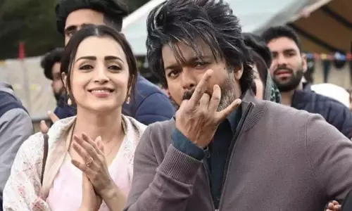 லியோ ரிலீஸ்.. திருப்பூரில் விஜய் ரசிகர்கள் 20 அடி நீள கேக் வெட்டி கொண்டாட்டம் லியோ ரிலீஸ்.. திருப்பூரில் விஜய் ரசிகர்கள் 20 அடி நீள கேக் வெட்டி கொண்டாட்டம்